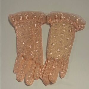 Vintage Chic Lace Embroidered Gloves in Light Pink